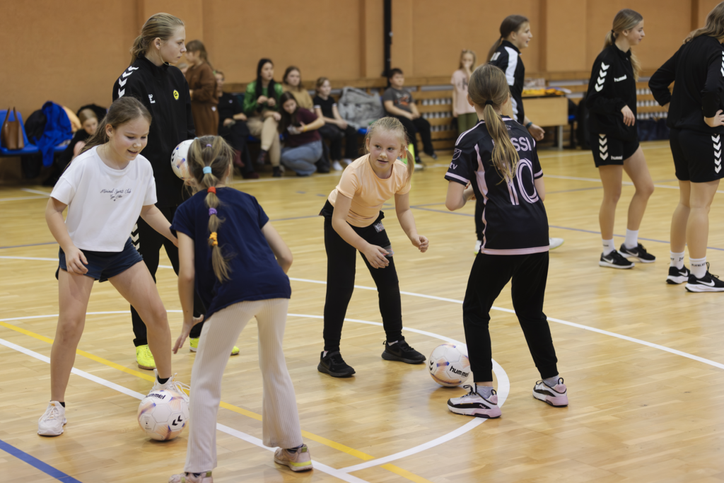 „Galime daugiau“ sugrįžo su dar didesne jėga: mergaitės iš dienos centrų pirmą kartą išbandė žaismingą futbolo treniruotę
